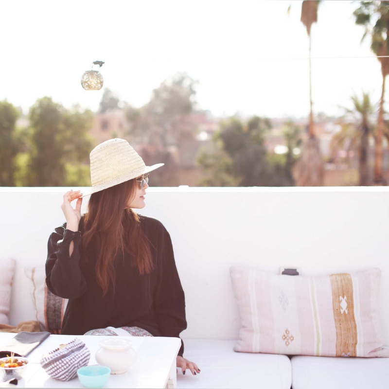 Strohhut, schwarzer Pullover