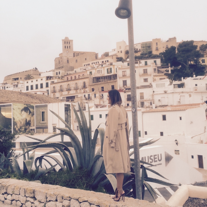 Ausblick von Mauer, beige Mantel, Pumps