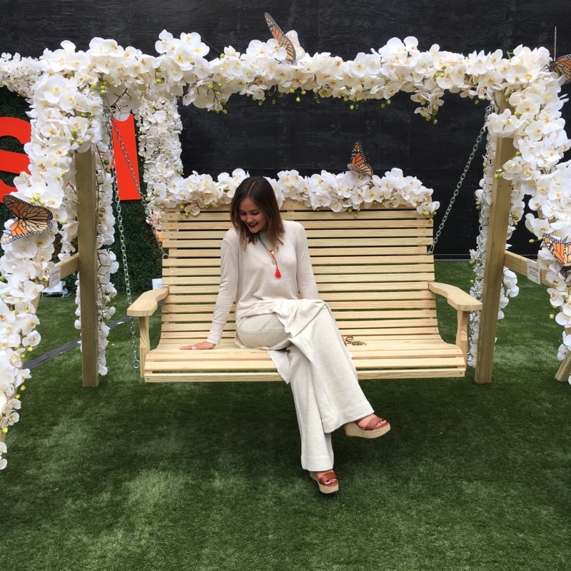 Hollywoodschaukel, beige Kostüm, Blumen
