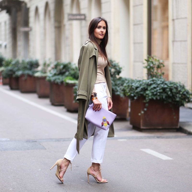 olive Mantel, rosa Tasche, weiße Hose, Pumps