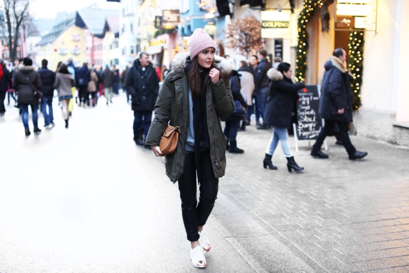 Weihnachtsmarkt, Beanie, Tasche, Sneaker