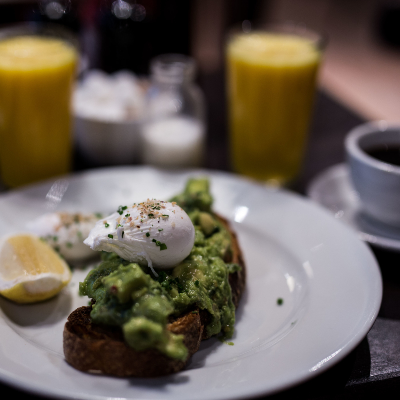 Brot mit Avocadoaufstrich