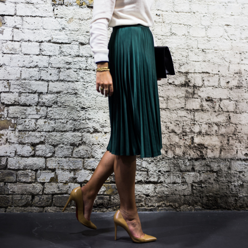 Faltenrock, Pumps, Pullover