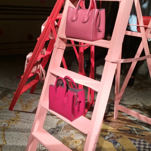 pinke taschen auf leiter