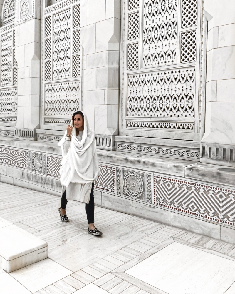 Schal auf Kopf vor Gebäude